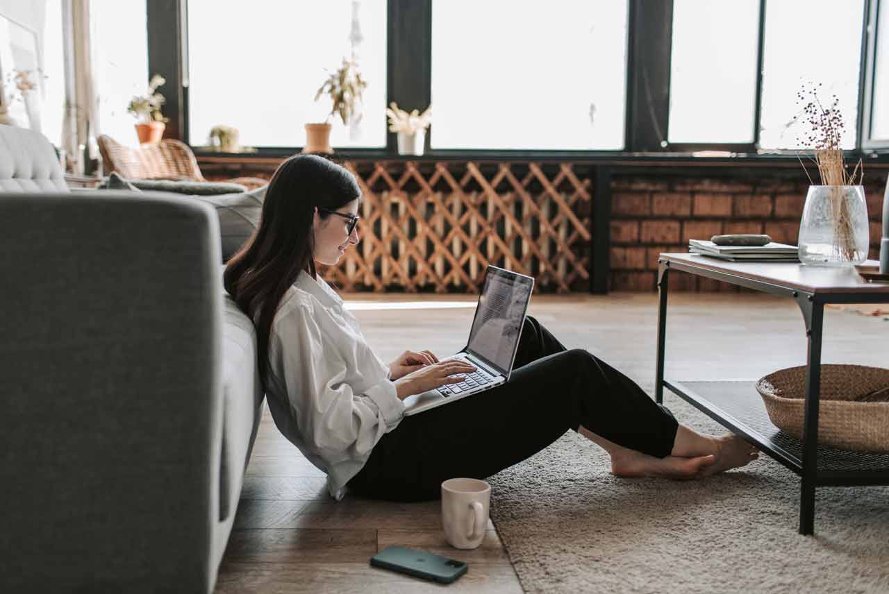 Ragazza che svolge una consulenza psicologica online - Daniele Gregorio Psicologo