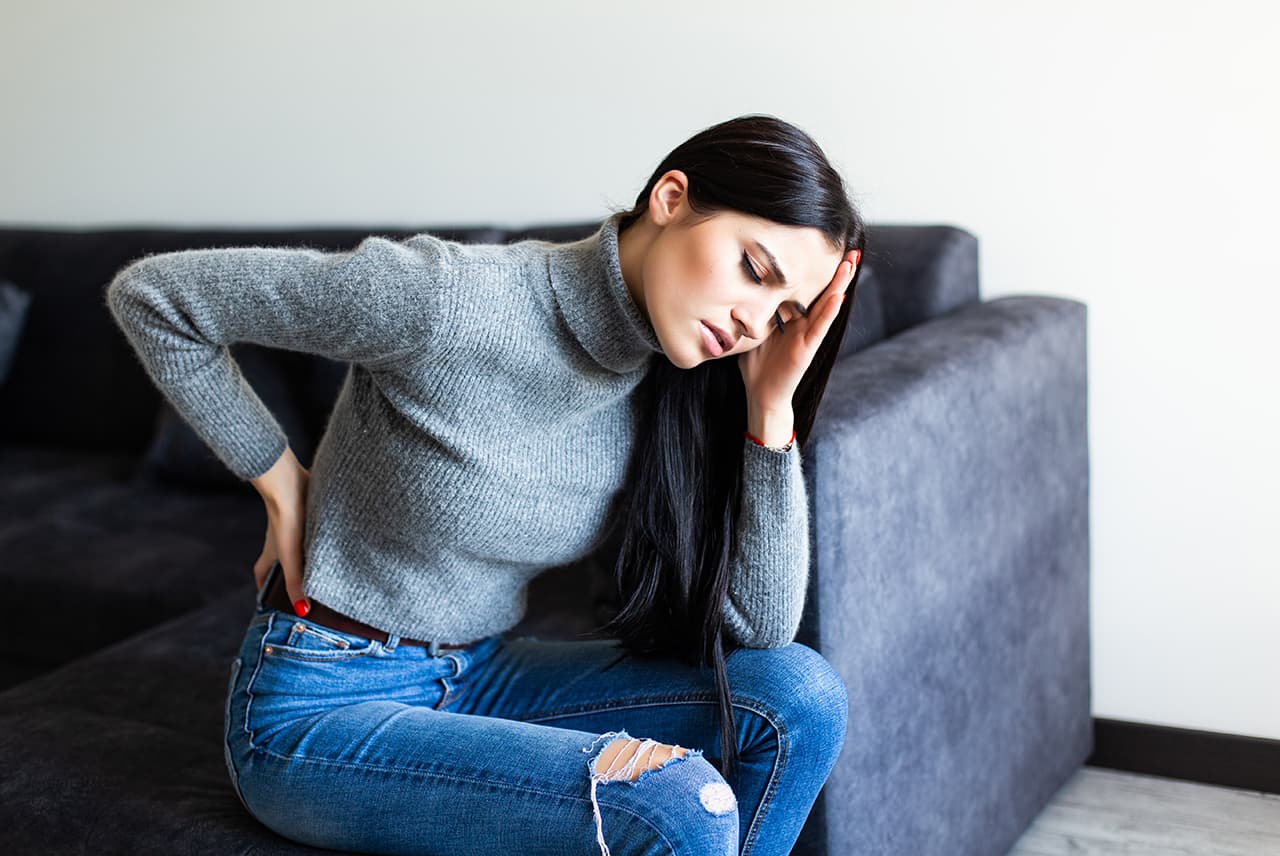 Ragazza che sta male a causa di problemi psicosomatici