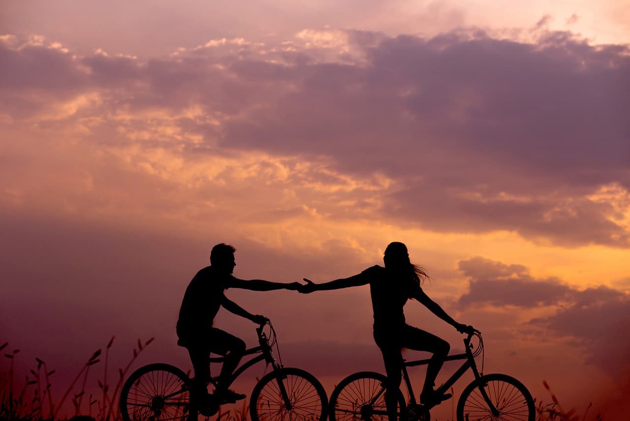 Una coppia che va in bicicletta e vive serenamente la vita di coppia